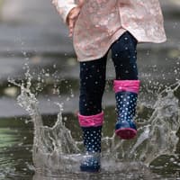 Gummistiefel mit Zugband und Stopper halten die Nässe draußen.
