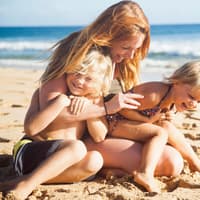 Kinder brauchen vernünftigen Sonnenschutz – und dafür sind die Eltern verantwortlich. 