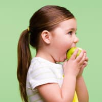 Eltern sollten bei Kindern auf eine zahngesunde Ernährung achten.