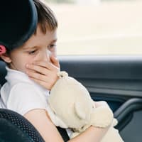 Wenn Kinder unter Reisekrankheit leiden, kann die Anreise ganz schön beschwerlich sein.