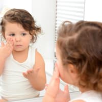 Trockene Haut kommt bei Kindern – gerade im Winter – häufig vor. 