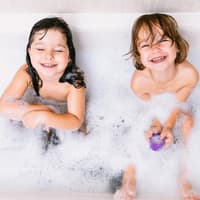 Mit Badezusatz macht Kindern das Planschen in der Wanne noch viel mehr Spaß. 