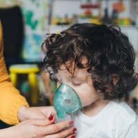 Damit Kleinkinder Aerosole gut einatmen können, sind Inhalierhilfen wie ein Vernebler mit Atemmaske sinnvoll.