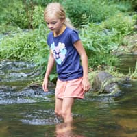 Kneippen mit Kindern kann man gut auch bei Ausflügen in der Natur einbauen.