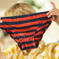 Unsere Autorin würde ihrem Sohn niemals gebrauchte Unterhosen auf dem Flohmarkt kaufen. 