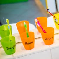 Zähne putzen im Kindergarten – Eltern und Erzieher sind nicht immer der gleichen Meinung. 