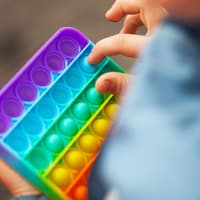 Plop plop plop ... Kinder können sich stundenlang mit ihrem Pop-it-Spiel beschäftigen. 