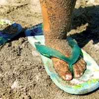 Kinderfüße voll mit klebrigem Sand