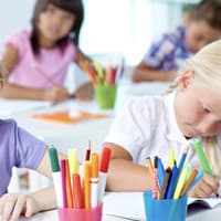 Viele Kinder lieben Textmarker. Doch ob diese Stifte im Test überzeugen?