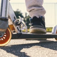 Kinderfuß auf Tretroller