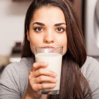 Sojamilch und andere Sojaprodukte gelten allgemein als sehr gesund. Werdende Mütter sollten jedoch nicht zu viel davon verzehren.