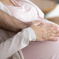 Mama und Papa können mit dem Baby schon Kontakt aufnehmen, wenn es noch im Bauch ist. Das ist gut für die pränatale Bindung.