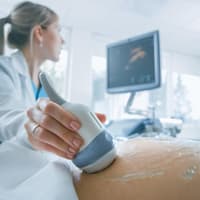 Eine Schwangere beim Ultraschall