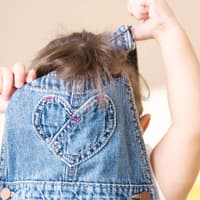 Sich selber umziehen können Kinder schon früh – eher scheitert es an der Motivation.