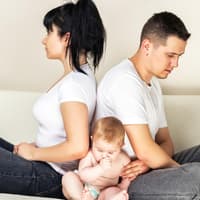 Genervte Eltern mit Baby.