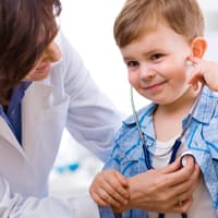 Viele Kinderärzte sind besonders einfühlsam, um es den kleinen Patienten einfacher zu machen.