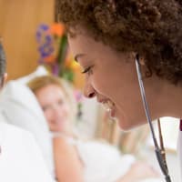 Eine frischgebackene Mutter ist in einem babyfreundlichem Krankenhaus