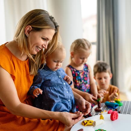 Tagesmutter oder Kita? Was ist besser für mein Kind? 