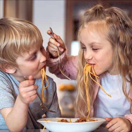 Kinder essen Spaghetti