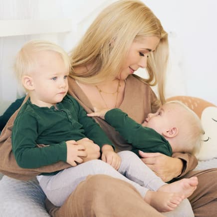 Tanja Szewczenko mit ihren Zwillingen