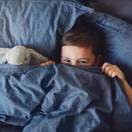 Junge im Bett