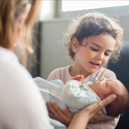 Wenn das Baby die Geschwister kennenlernt