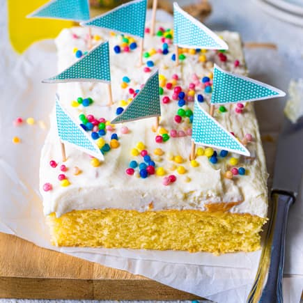 Ein schön dekorierter Fantakuchen steht auf dem Tisch.