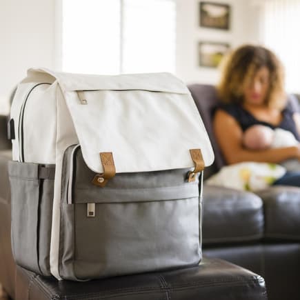 Ein Wickelrucksack ist gerade für frischgebackene Mamas mit Baby sehr praktisch. 