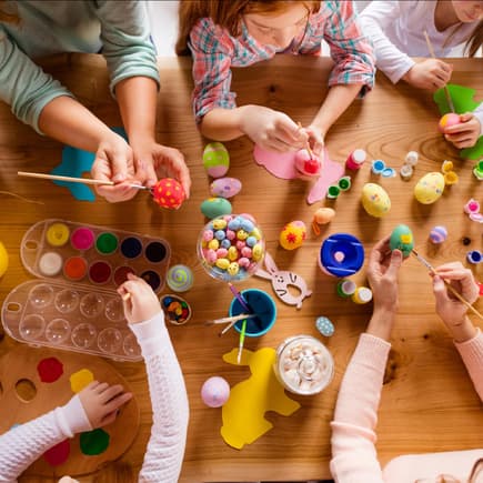 Kinder, die Ostereier bemalen