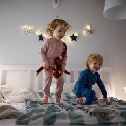 Kinder toben vorm Einschlafen - gut so!