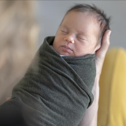 Ein Baby, das gepuckt wurde.