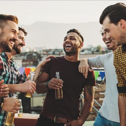 Männer lachen und trinken Bier