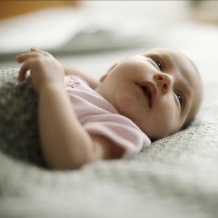 Ein kleines Baby, das guckt.