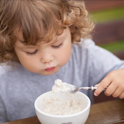 Kleinkind isst Brei