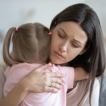 Mädchen tröstet Mama