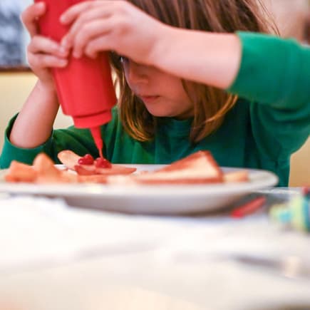 Mädchen verwendet Ketchup