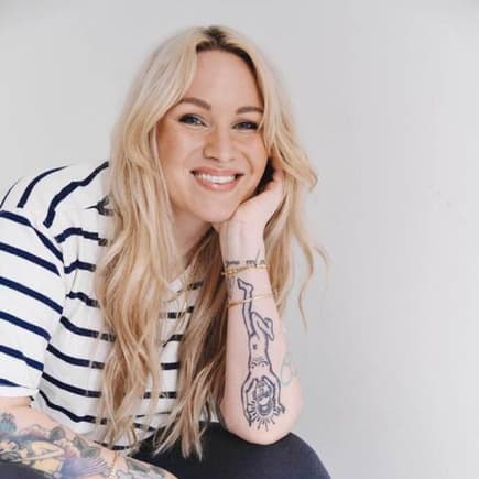 Evelyn Weigert auf einer Treppe sitzend