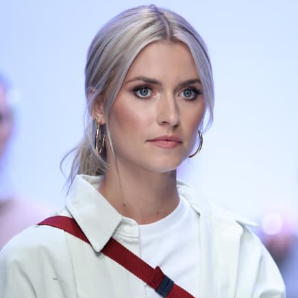 Lena Gercke guckt ernst