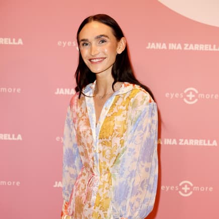 Anna Adamyan lachend in buntem Kleid