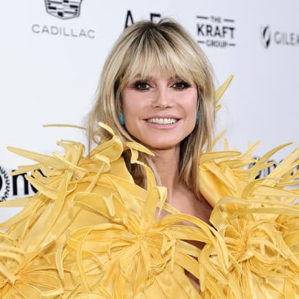 Heidi Klum in gelbem Feder-Kleid