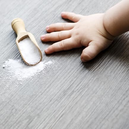 Babyhand greift nach Salz