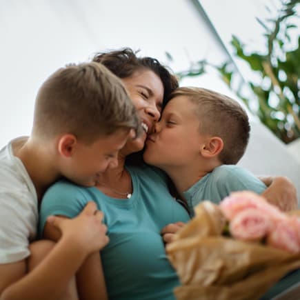 Zwei Jungs gratulieren ihrer Mama zum Muttertag