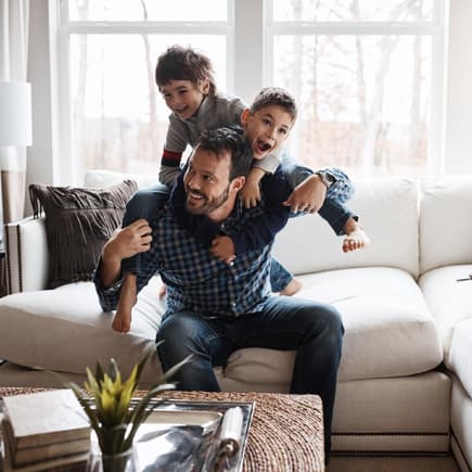Vater tobt mit zwei Kindern