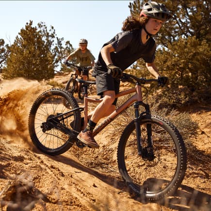 Zwei Jungs auf Mountainbikes