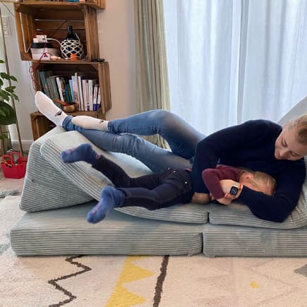 Mutter und Tochter auf dem Spielsofa