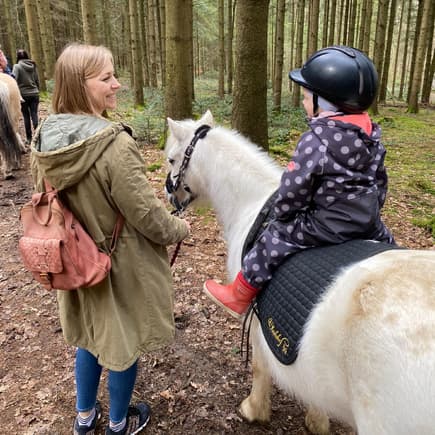Mutter und Tochter beim Ponyreiten im Bayerischen Wald