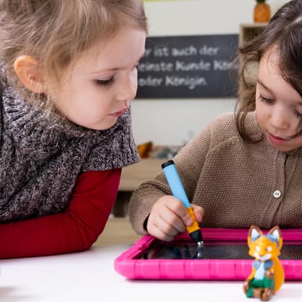Zwei Mädchen spielen am Tablet mit der Edurino-Lernapp
