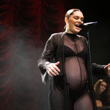 Die Sängerin Jessie J performt auf der Bühne. 