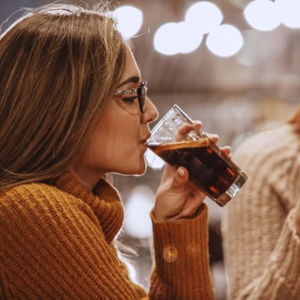 Zwei Frauen trinken Coca Cola.