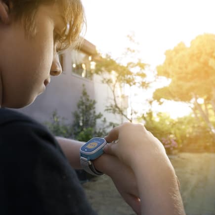 Junge ruft seine Mutter auf seiner Smartwatch an. 